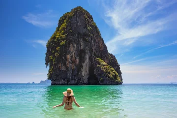 Foto op Plexiglas Railay Beach, Krabi, Thailand Een blanke vrouw in bikini draagt een ontspannende post op het strand van Railay, Krabi Thailand.