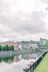 Naklejka premium A view of the river, castle, and colorful homes in Kilkenny, Ireland