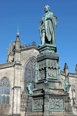 Fototapeta na wymiar Statue vor Kathedrale