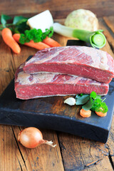 Zutaten für eine Rindfleischsuppe