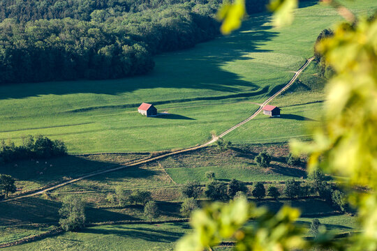Zwei Scheunen auf den Wiesen