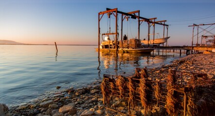 Barge de culture d'huîtres sur le bassin de Thau en France