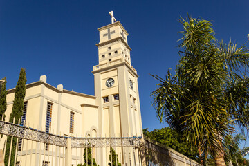 Fototapeta na wymiar Detalhe da vista lateral da Catedral Bom Jesus da Lapa na cidade de Anápolis, com céu azul ao fundo.