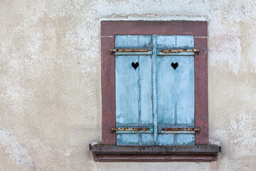Fenster mit geschlossenen Fensterläden