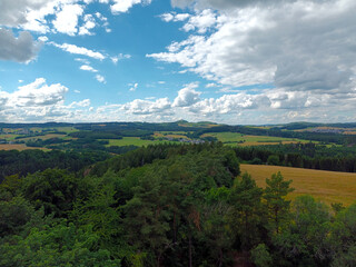 Blick in die Eifellandschaft und auf die Nürburg im Hintergrund vom Eifelturm Boos in der Eifel, Rheinland-Pfalz, Landkreis Mayen-Koblenz. 