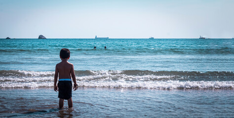 Ni&ntilde;o en playa