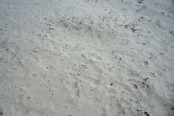 Weiße Sandfläche mit Muster im Sommer