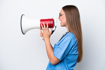 Naklejka premium Young nurse caucasian woman isolated on white background shouting through a megaphone