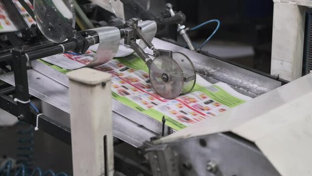 Conveyor belt with printed booklets
