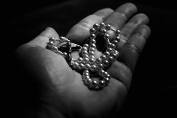 Hands with rosary - obrazy, fototapety, plakaty