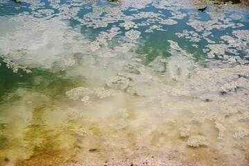 Weiß-blaue Wasserfläche mit Wellenmuster