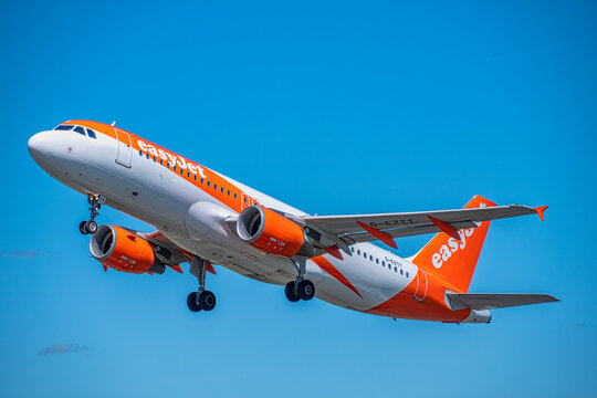 Easyjet Airbus A320 departing Manchester Airport