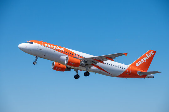 Easyjet Airbus A320 departing Manchester Airport