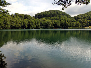 Das Gemündener Maar bei Daun in der Eifel / Vulkaneifel, Rheinland-Pfalz.