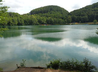 Das Gemündener Maar bei Daun in der Eifel / Vulkaneifel, Rheinland-Pfalz. Aussicht von den Premium-Wanderwegen Eifelsteig und Heimatspur Maareglück.