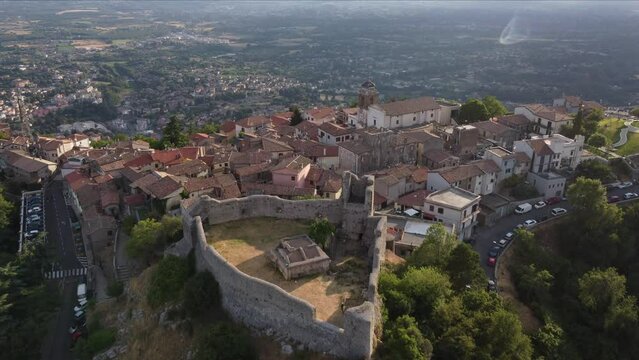 immagine aerea di Castel San Pietro Romano, paesino appoggiato sulla montagna, a poca distanza da Roma