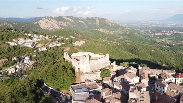 immagine aerea di Castel San Pietro Romano, paesino appoggiato sulla montagna, a poca distanza da Roma