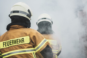 Feuerwehrmann löscht Brand mit Hohlstrahlrohr Brandbekämpfung Unfall	