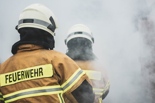 Feuerwehrmann l&ouml;scht Brand mit Hohlstrahlrohr Brandbek&auml;mpfung Unfall	