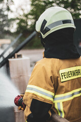 Feuerwehrmann löscht Brand mit Hohlstrahlrohr Brandbekämpfung Unfall	
