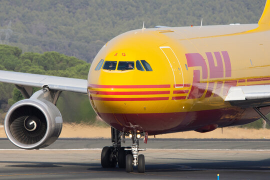Avi&oacute;n de transporte de carga de la aerol&iacute;nea DHL A300