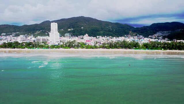 Vis&atilde;o da praia de Patong em Phuket, Tail&acirc;ndia, &Aacute;sia, praia com muita curti&ccedil;&atilde;o e pr&eacute;dio grande ao fundo. Vista de toda a regi&atilde;o de praia com pr&eacute;dios e shoppings