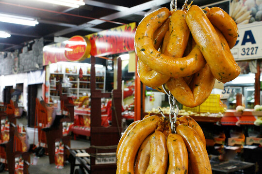 A lingui&ccedil;a &eacute; um enchido (embutido) em forma de salsicha, feito de carne de porco, de aves, de carneiro, de carne de bovinos e mesmo peixes ou frutos do mar, temperado com cebola, alho e p&aacute;prica .