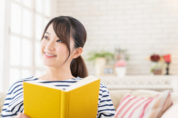 本を読む女性