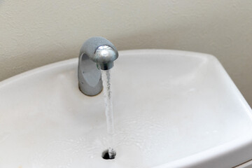 水洗トイレのタンクに設置された手洗い管
