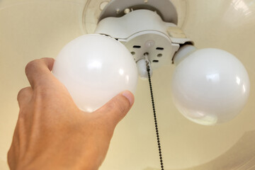 照明器具の電球を取り外す