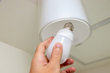 照明器具の電球取り替え
