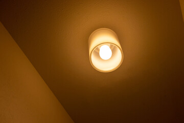 Fototapeta na wymiar オレンジ色の光を放つ天井の照明