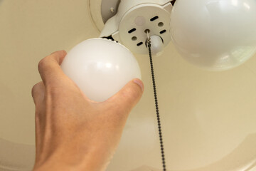 照明器具の電球を取り替える