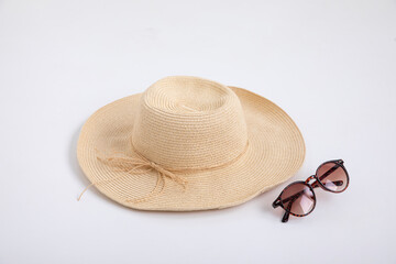 麦わら帽子とサングラス　Straw hat and sunglasses