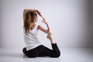 Fototapeta premium ヨガをする女性 Woman doing yoga 