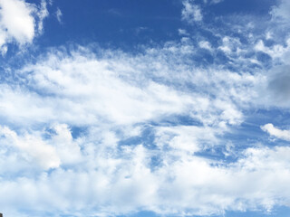 Fototapeta na wymiar 空と雲の青空背景