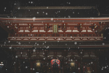 雪降る夜の浅草寺
