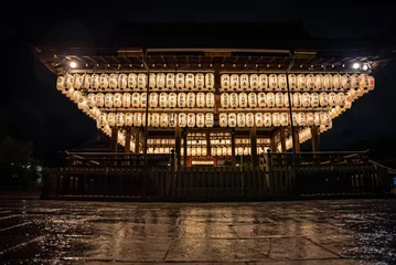 Schilderijen op glas Yasaka Jinja on Rainy Night in Kyoto Japan © Joshua Daniels