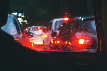 Vehicles at the traffic signal  in the night