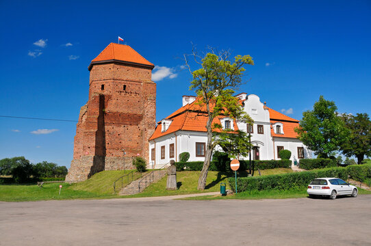 Ruins of a Gothic duke's castle from the 15th century. Liw, Masovian Voivodeship, Poland.