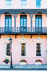 Obraz premium Charleston South Carolina pink and black building