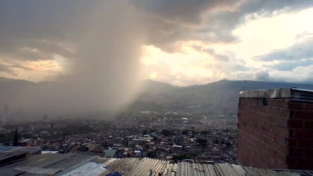 Lluvia sobre Medellin- vista de oriente a occidente