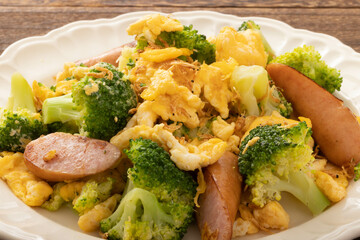 ブロッコリーとウインナーのたまご炒め