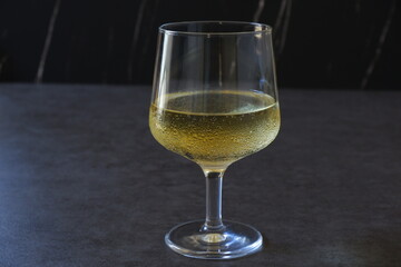 よく冷えた白ワインの入ったワイングラス