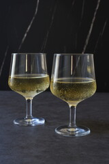 よく冷えた白ワインの入ったワイングラス