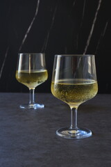 よく冷えた白ワインの入ったワイングラス