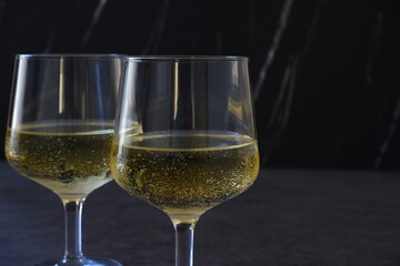 よく冷えた白ワインの入ったワイングラス