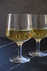 よく冷えた白ワインの入ったワイングラス