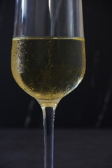 よく冷えた白ワインの入ったワイングラス