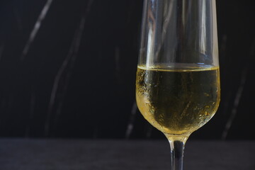 よく冷えた白ワインの入ったワイングラス